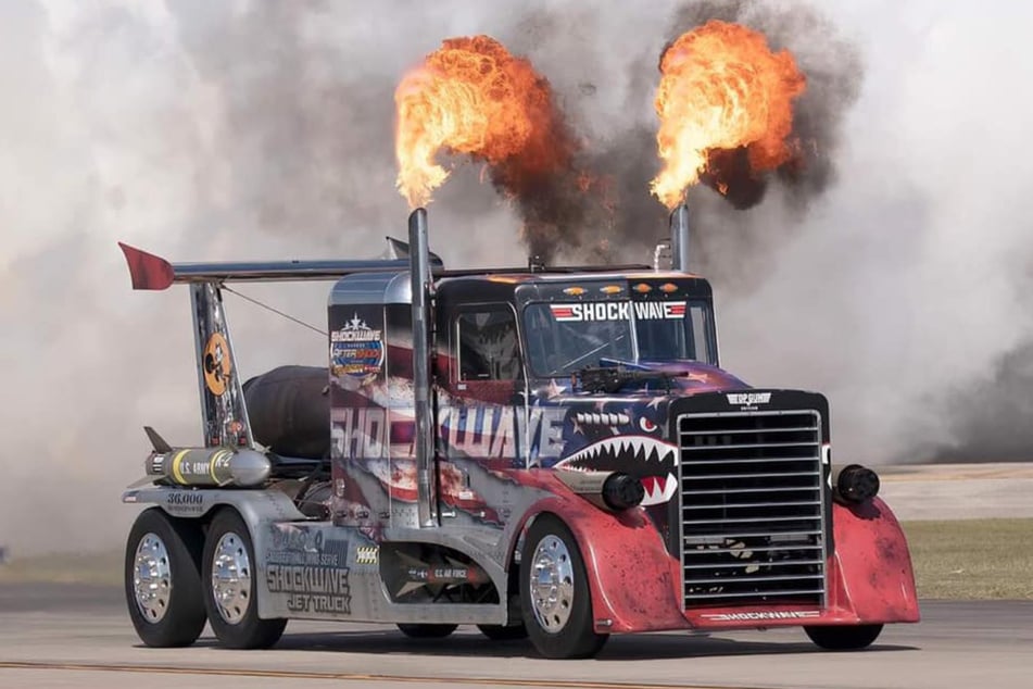 Der "Shockwave"-Truck war Teil einer Pyro-Show. Das Fahrzeug wurde von drei Flugzeugtriebwerken angetrieben.