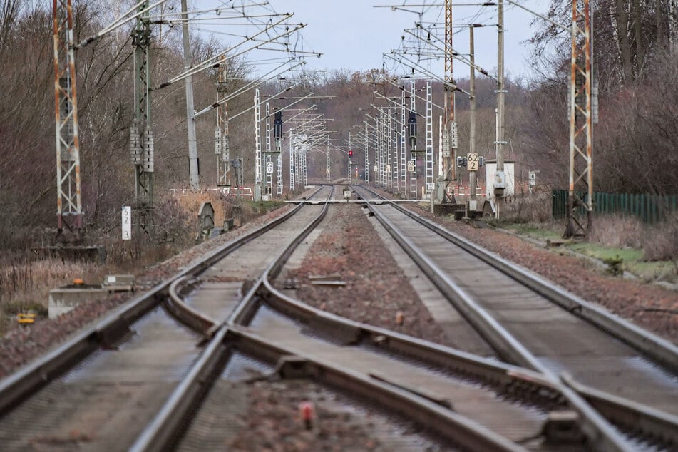 Frau von Zug getötet: Bahnstrecke in Sachsen-Anhalt gesperrt