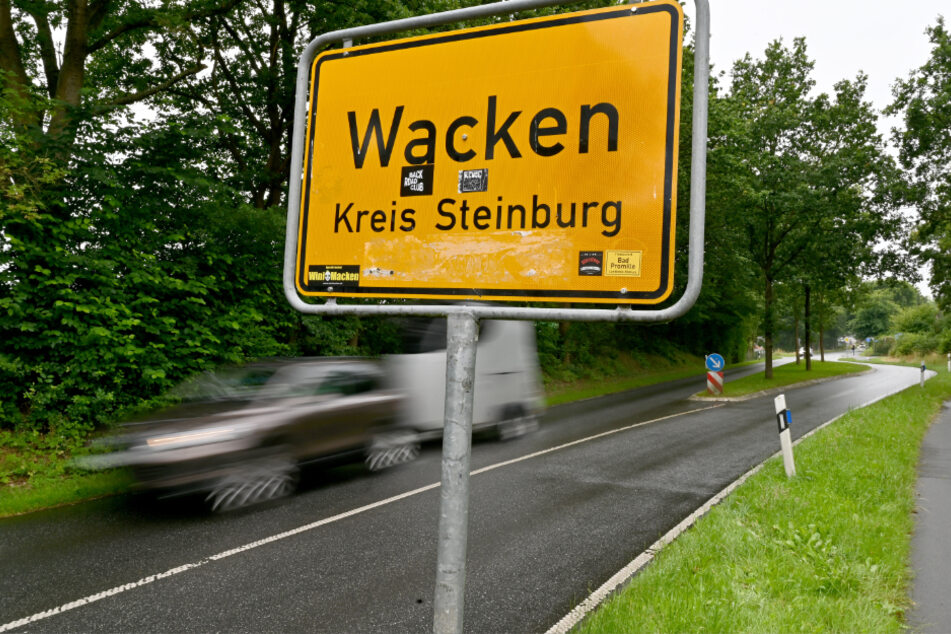 Die Straßen in und um Wacken sind ungewohnt leer. Normalerweise ist hier Ende Juli alles voll.