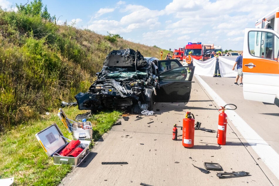 Auf der A9 bei Bitterfeld-Wolfen hat sich am Montagnachmittag ein schwerer Unfall zugetragen, bei dem drei Menschen verletzt wurden.