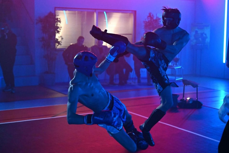 Lennox (Leif Lunburg, r.) stellt sich seinem ersten Kickbox-Profikampf - und das bewusst ohne Trainer Dragan.