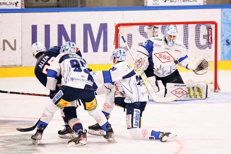 Eislöwen-Goalie Janick Schwendener (r.) machte zwar einen saustarken Job in Freiburg, aber hier mit Treffer von Scott Allen war er machtlos.