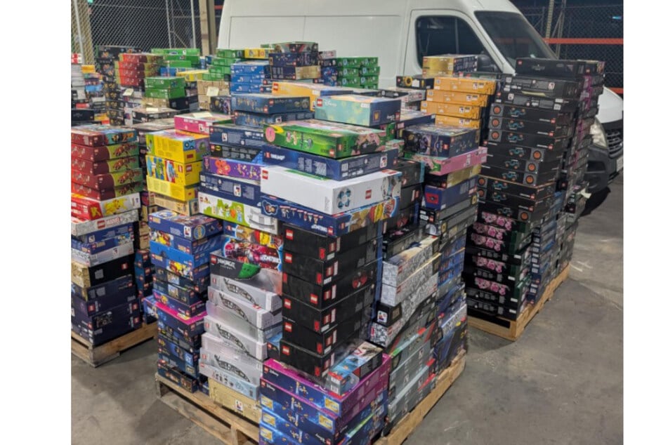 Für den Abtransport der Lego-Sets benötigte die Polizei ganze 15 Paletten.
