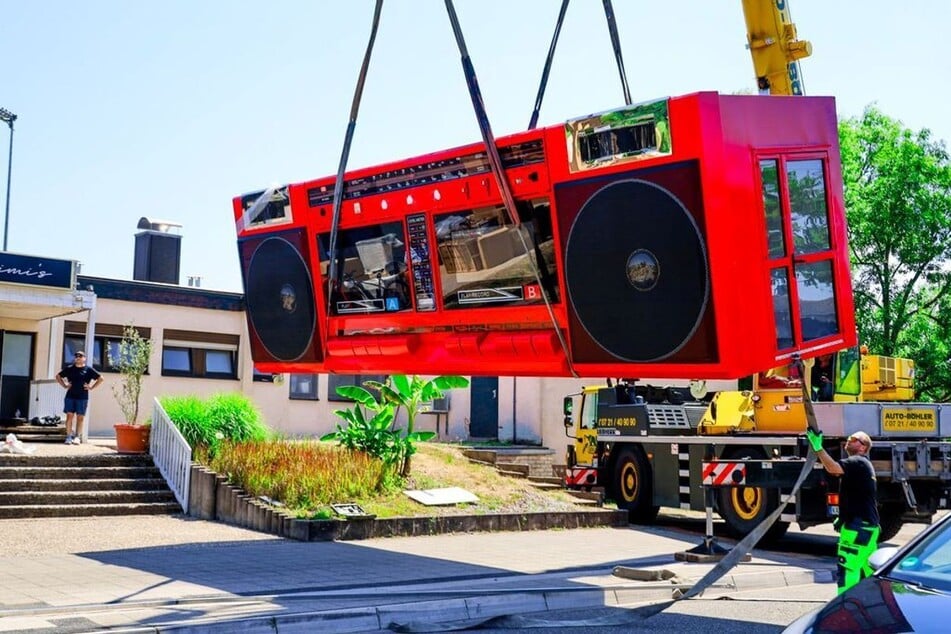Der riesige Ghettoblaster soll als Eisdiele fungieren.