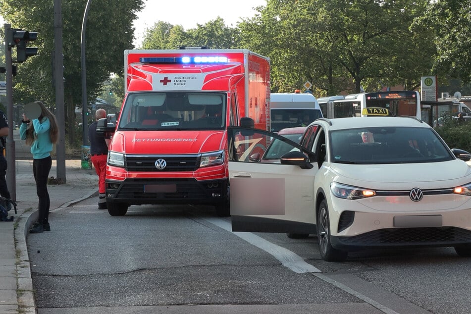 Eine Fußgängerin wurde am Donnerstagmorgen von einem Taxi in Hamburg erfasst.