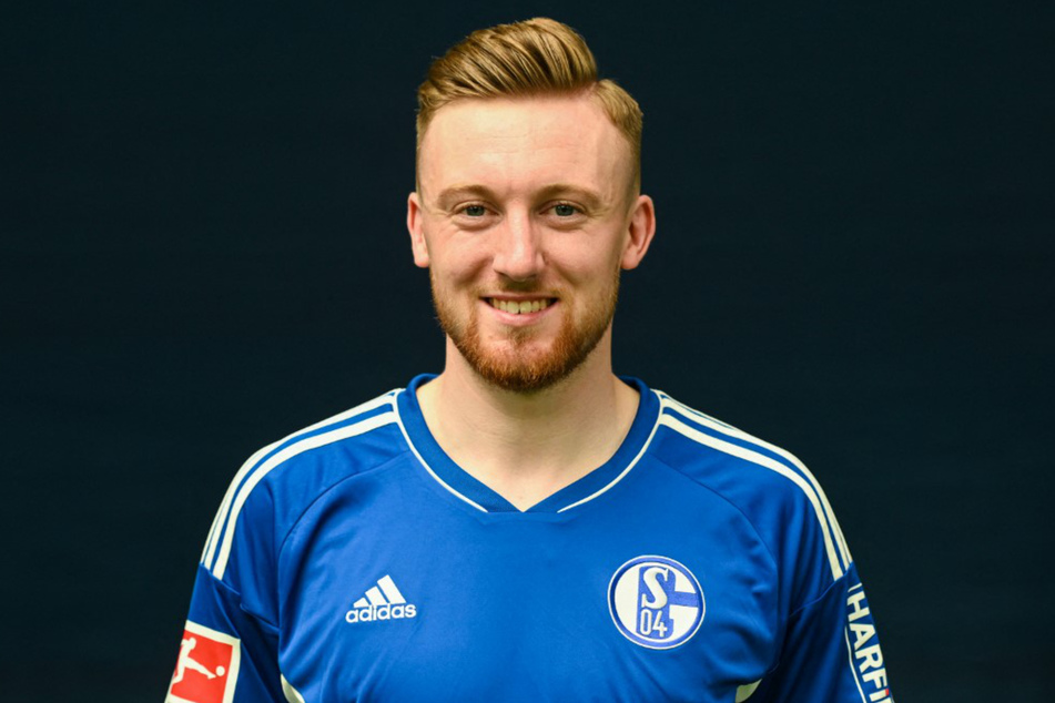 ... müssen sich Schalkes Tobias Mohr (28) geschlagen geben. Er soll der attraktivste Spieler der 2. Liga sein.