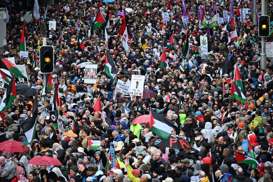 Bei einer Massendemonstration in Israel haben die Teilnehmer die Freilassung aller Geiseln aus dem umkämpften Gazastreifen gefordert.