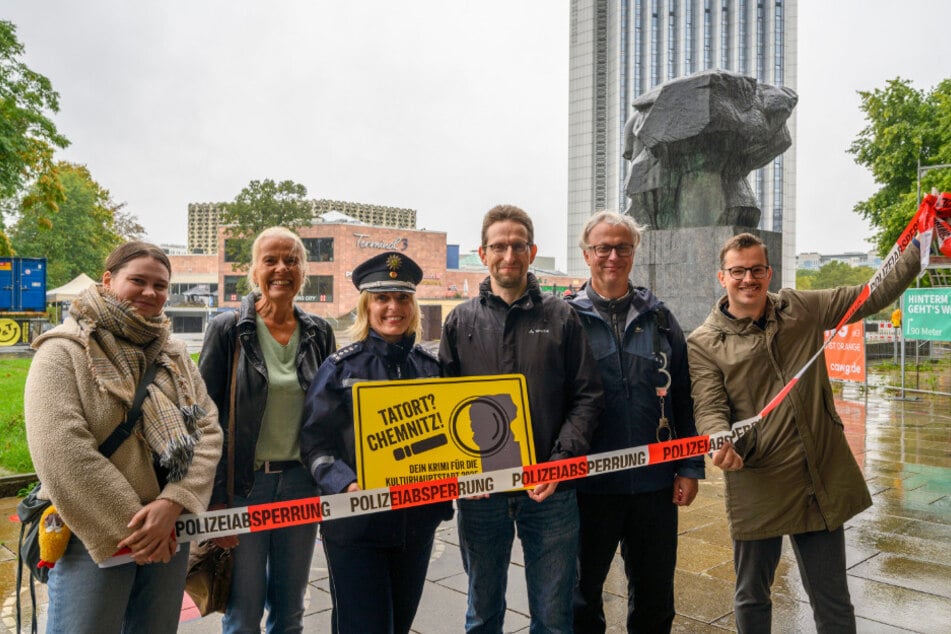 Lea Becker und Jens Korch vom Verlag Paperento zogen für die Jury symbolisch eine Polizeiabsperrung. Mit dabei: Bernadette Malinowski (2.v.l.), Erste Polizeihauptkommissarin Jana Kindt, Frank Asbrock und Uwe Hastreiter.