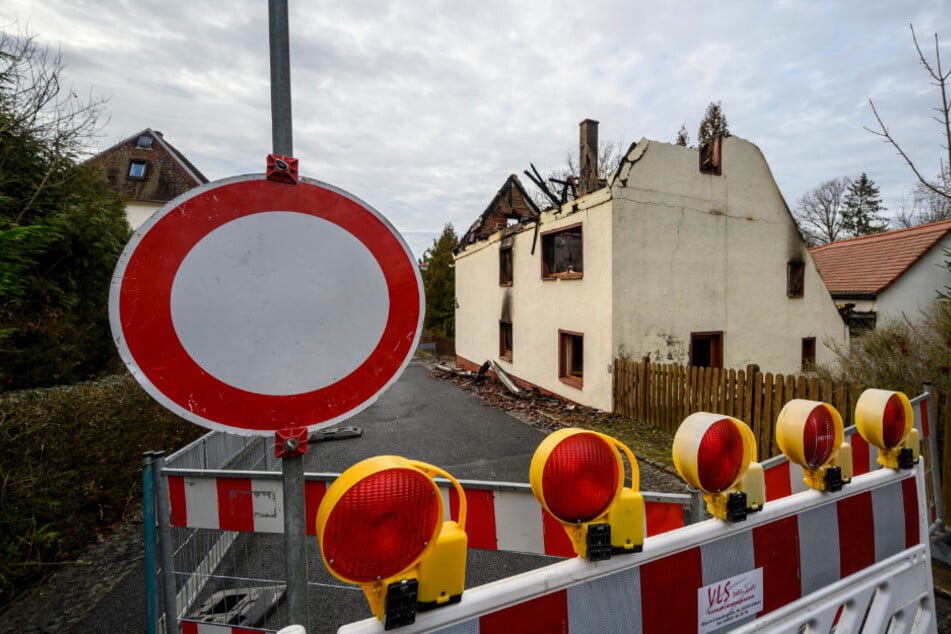 Die Polkenberger Dorfstraße ist seit dem Brand gesperrt.