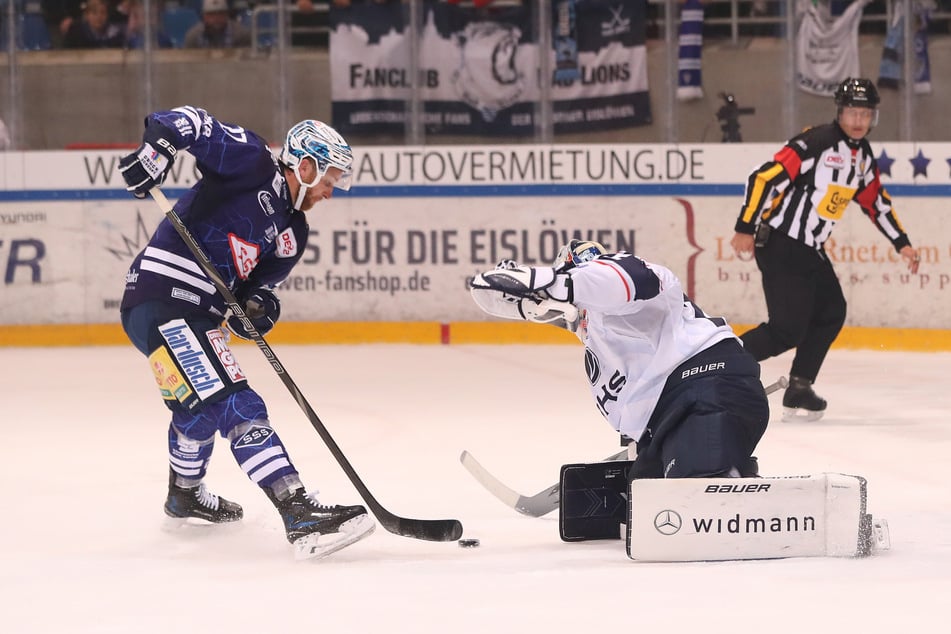 Dane Fox (30) war hier beim Penaltyschießen zu zaghaft und konnte gegen Weidens Goalie Daniel Allavena (24) nicht einnetzen.