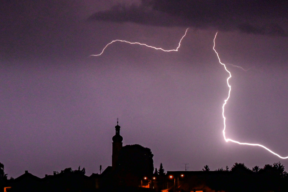 Die Wetter-Experten rechnen mit heftigen Gewittern. (Archiv)