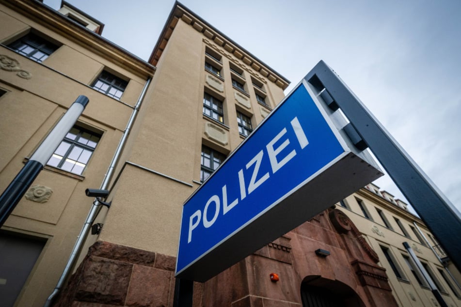 Vom Polizeirevier aus sahen die Beamten, wie der Störenfried gegen ein Auto trat.