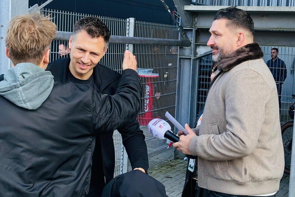 Auch Sky mit Experte Torsten Mattuschka (r.) ist schon vor Ort.