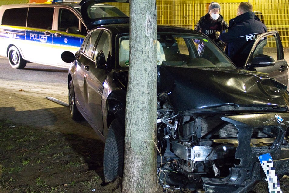 Die Trunkenheitsfahrt des 23-Jährigen endete, als sein BMW gegen einen Baum krachte.