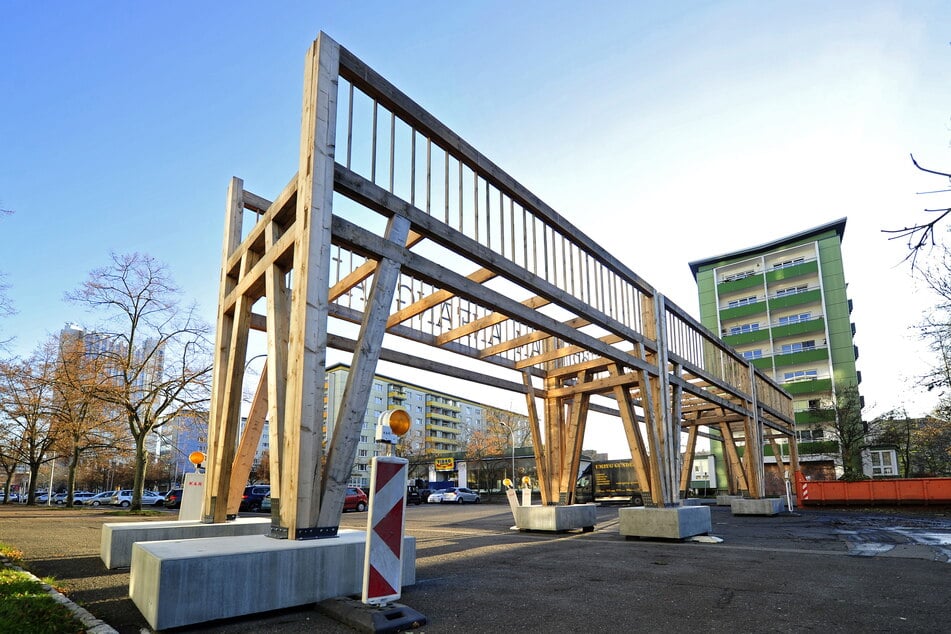 Das Kunstwerk "Wandelgang" bleibt der Brückenstraße vorerst erhalten.