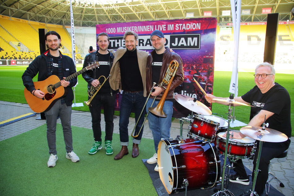 Sänger Felix Räuber (39, Mitte) und Schlagzeuger Patrik Meyer (r.) sind beim "The Grand Jam" im Harbig-Stadion dabei.