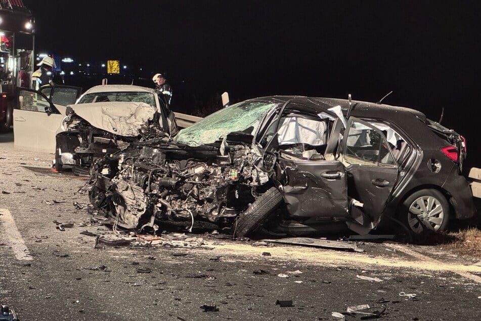 Beide Autos wurden durch den Zusammenstoß stark deformiert.