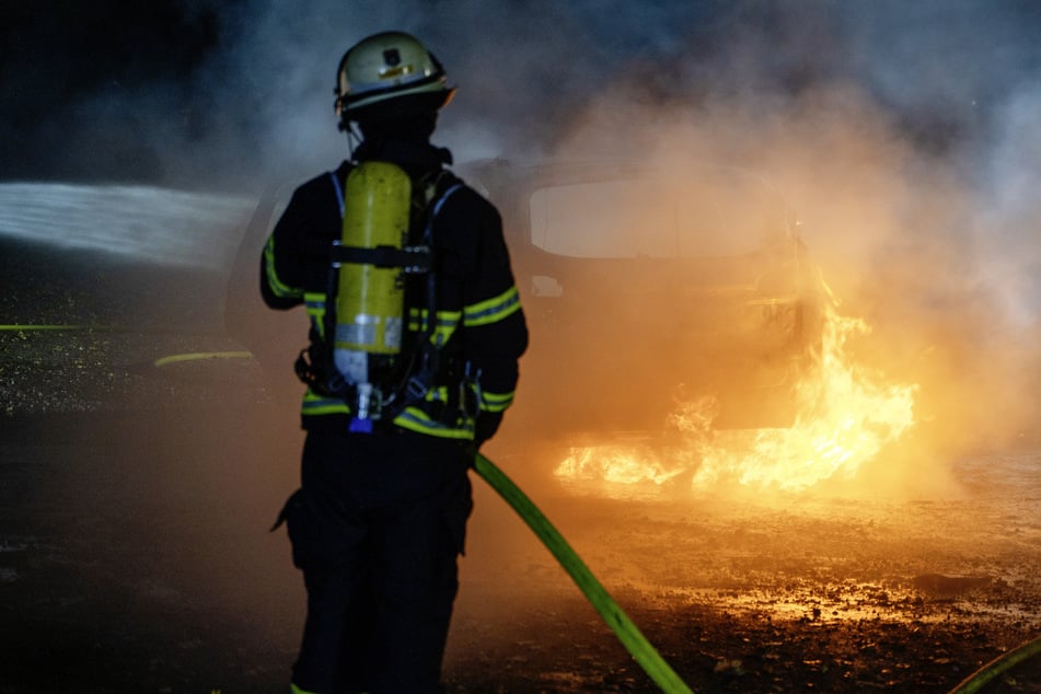 Bei Eintreffen der Feuerwehr brannte der Wagen bereits in voller Ausdehnung.