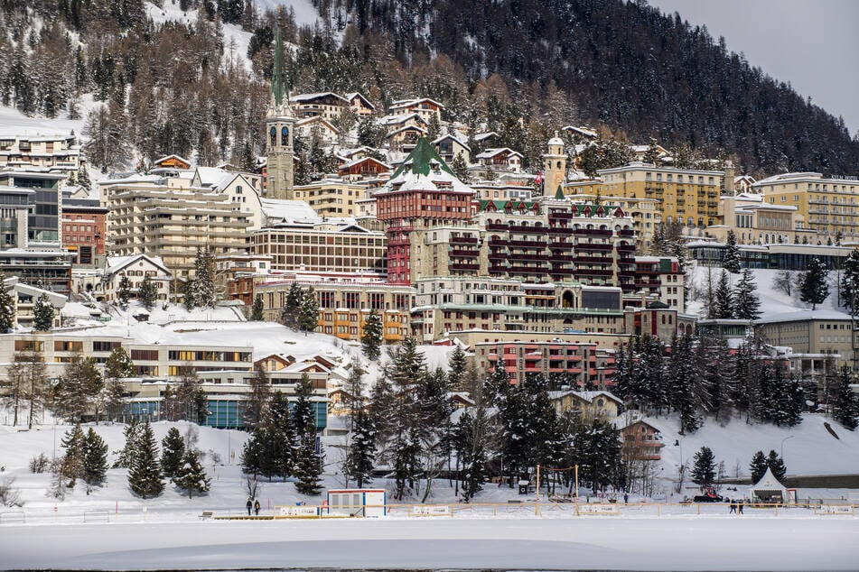 Eines der Fotos zeigt eine Frau vor dem weltberühmten Badrutt's Palace Hotel in St. Moritz. (Archivbild)