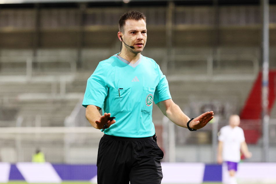 Wolfgang Haslberger ist der Schiedsrichter der Partie zwischen dem VfL Osnabrück und Dynamo Dresden.