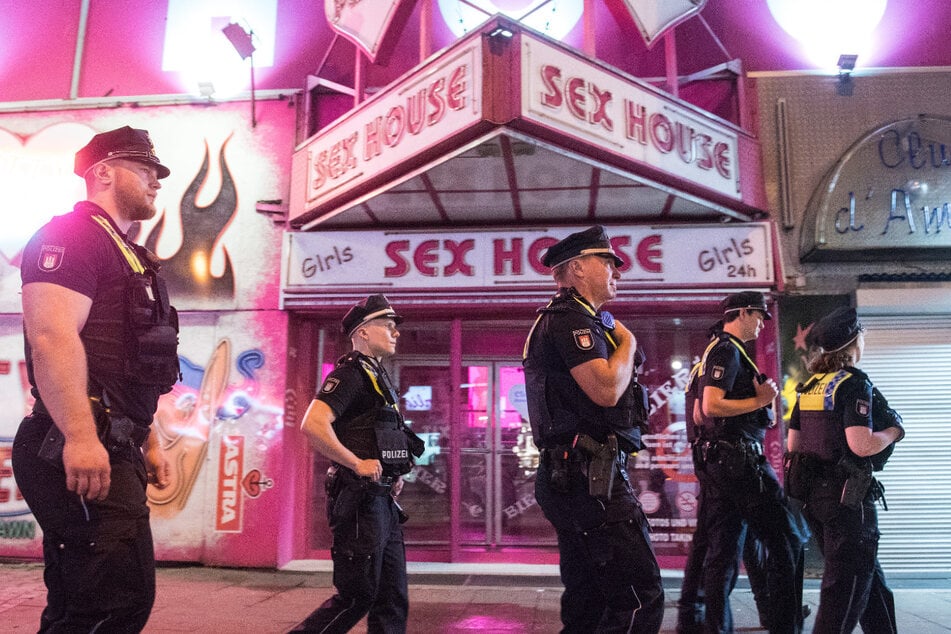 Razzia auf der Reeperbahn! Polizei durchsucht Bordelle