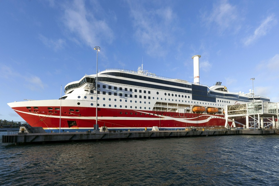 Das am 21. November 2020 vor der finnischen Inselgruppe Aland gestrandete Schiff mit 429 Menschen an Bord ist mittlerweile ins Fährterminal gezogen worden.