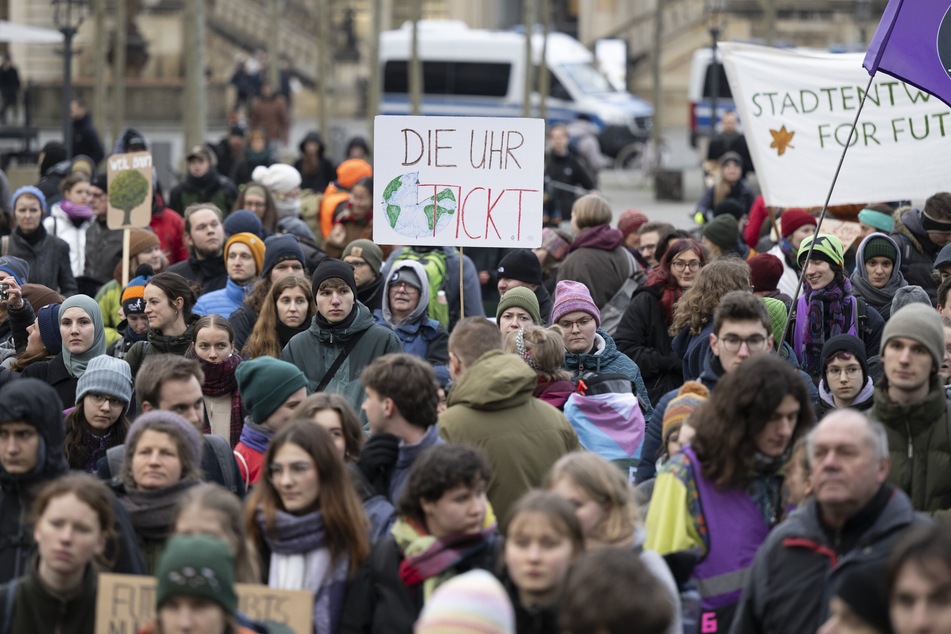 "Die Uhr tickt": Die Klimaaktivisten forderten die Politik zum Handeln auf.