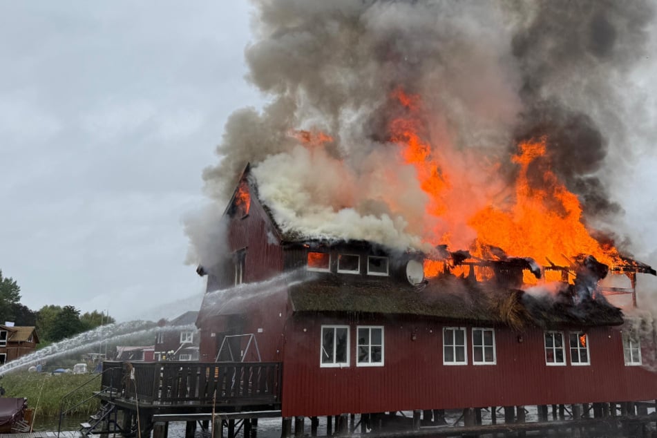 Flammen-Inferno! Bootshaus am Inselsee brennt lichterloh
