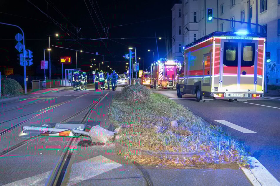 Der Mann war offenbar deutlich zu schnell unterwegs und hatte deshalb die Kurve von der Georg-Schumann-Straße auf die Eutritzscher Straße nicht gekriegt. Bei seinem Crash riss er noch ein Verkehrsschild um.