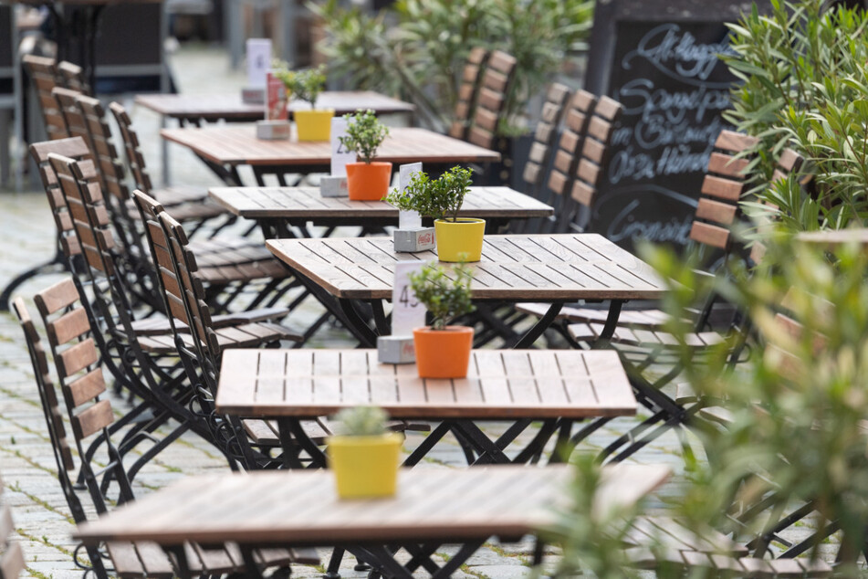 Leere Tische stehen auf dem Neumarkt in Dresden vor einem Restaurant. Die Maßnahmen zur Bekämpfung der Corona-Pandemie treffen das Gastgewerbe mit voller Wucht. Die Umsätze erodieren.