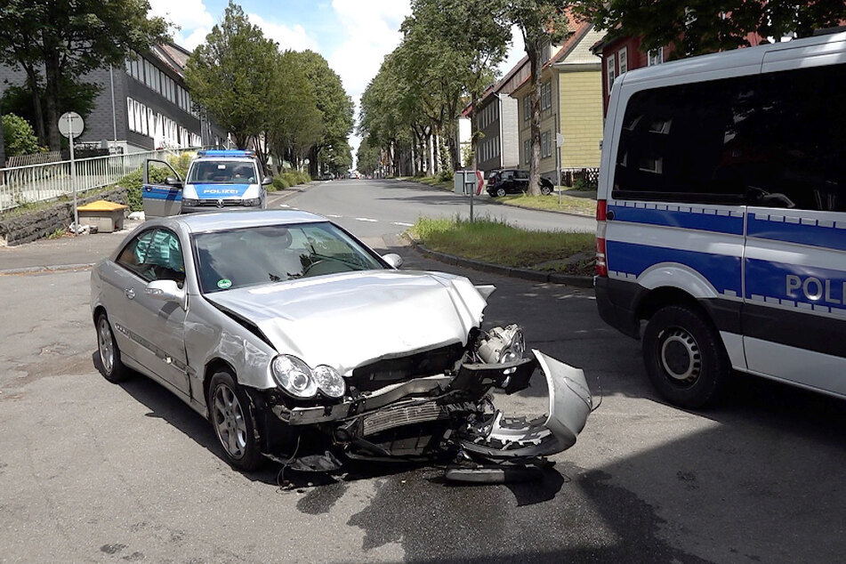 Der Fahrer des Mercedes rammte mehrere Autos, darunter auch ein Fahrzeug der Polizei.