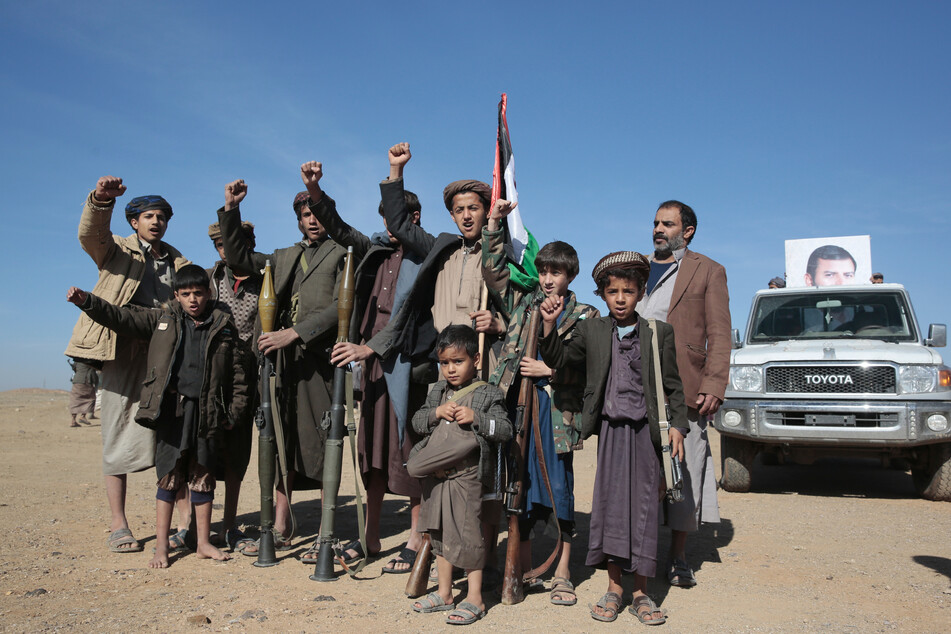 Huthi-Kämpfer nehmen an einer Kundgebung zur Unterstützung der Palästinenser im Gazastreifen und gegen die US-Angriffe auf den Jemen teil.