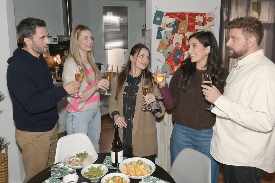 Das freut auch Schwesterchen Emily (M.): John (r.) und Laura (2.v..r) sind wieder ein Paar.