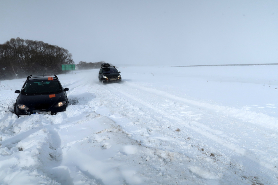 Autos sind auf einer Straße nahe der slowakischen Stadt Poprad im Schnee stecken geblieben. Starke Schneefälle haben in Polen, Tschechien und der Slowakei zu zahlreichen Unfällen geführt.