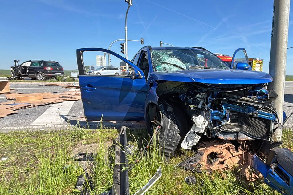 VW und Mitsubishi krachen zusammen: Drei Verletzte nach schwerem Unfall