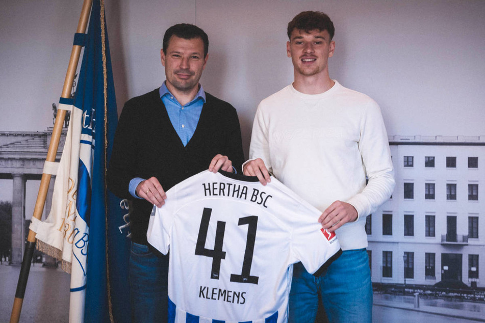 Hertha-Sportdirektor Benjamin Weber (43, l.) freut sich über die Vertragsverlängerung von Pascal Klemens (18).