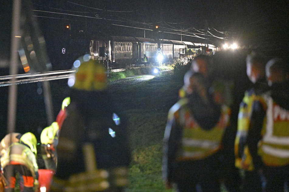 Die Feuerwehr evakuierte die Fahrgäste aus dem verunglückten Zug. Nach Stunden war die Strecke wieder freigegeben.