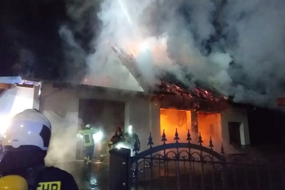 Das Gebäude brannte lichterloh. Der entstandene Sachschaden ist noch nicht bekannt.