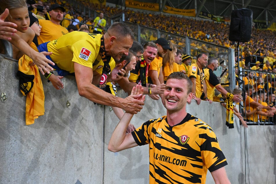 Vor einem Jahr konnte Christoph Daferner nach dem Pokalsieg gegen Düsseldorf gut gelaunt mit den Fans abklatschen.