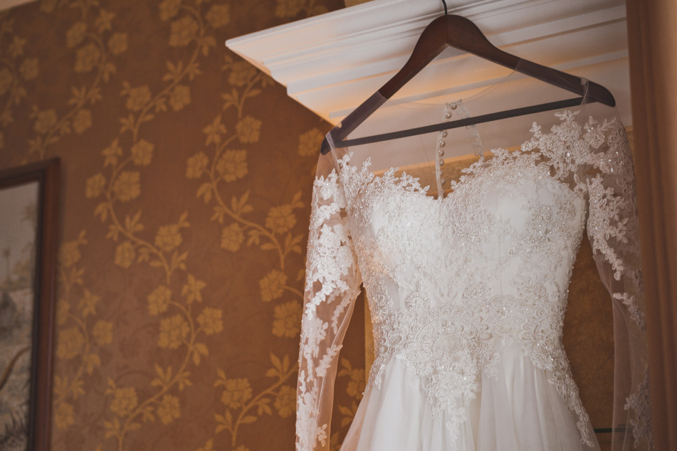 Auto von Brautpaar mit Hochzeits-Kleidung gestohlen: "Ist mehr wert als der Wagen"
