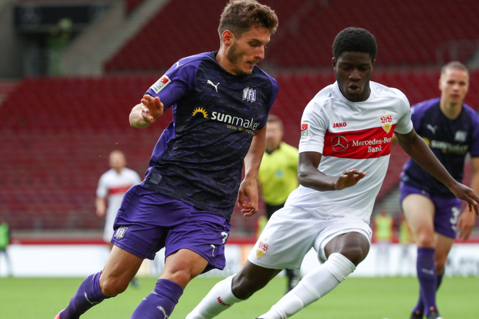 Clinton Mola (r.) vom VfB Stuttgart in Aktion gegen Osnabrücks Bashkim Ajdini.