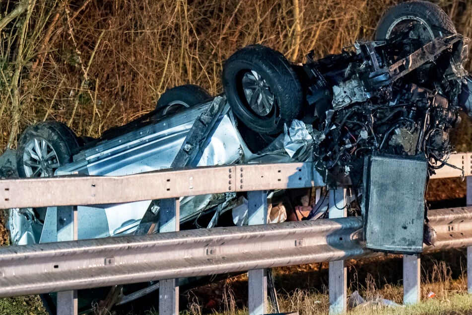 Tödlicher Unfall auf der A643 bei Mainz: Ein Auto überschlug sich mehrfach, für einen Insassen des Wagens kam jede Hilfe zu spät.