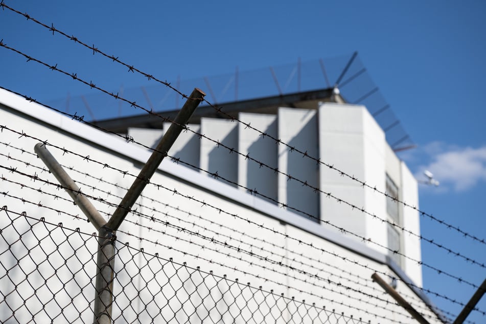 In der JVA Stammheim hat es gebrannt, ein Häftling (24) und sechs Mitarbeiter wurden verletzt.