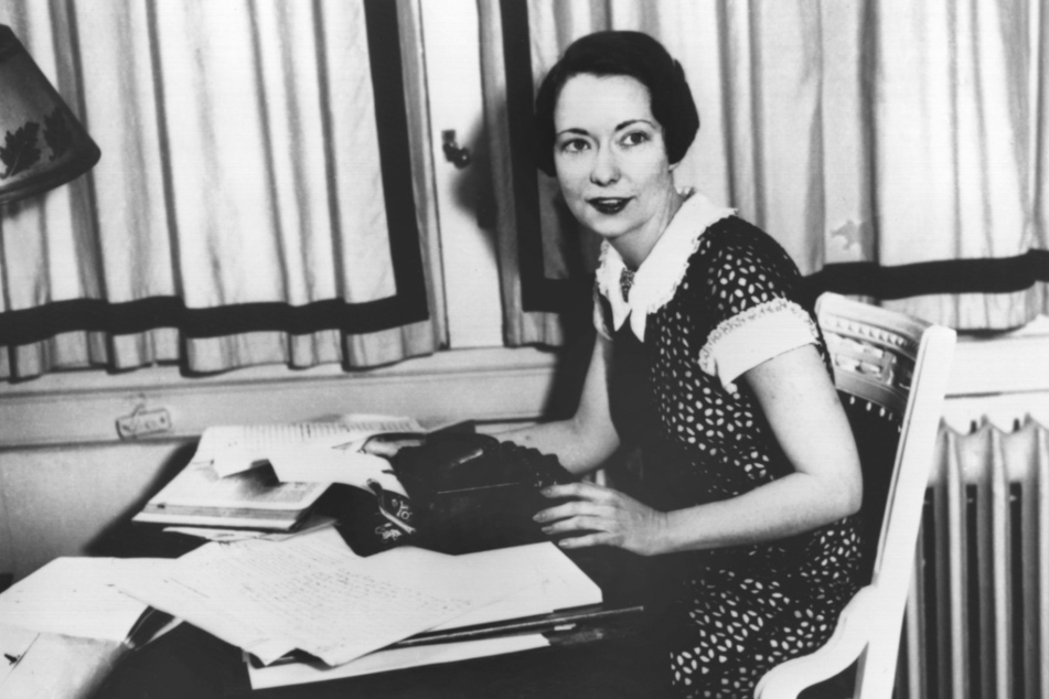 31. März 1936: Die us-amerikanische Schriftstellerin Margaret Mitchell sitzt an ihrem Schreibtisch in Atlanta, einen Monat vor der Veröffentlichung ihres Romans "Vom Winde verweht".