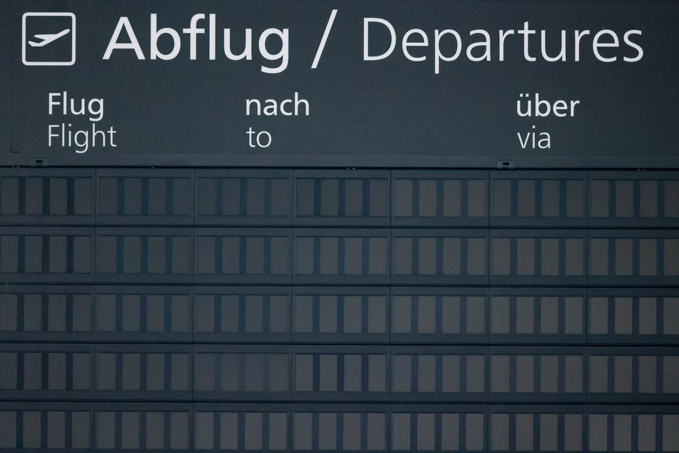 Die Anzeigetafel für Abflüge am Flughafen Leipzig/Halle ist komplett leer.