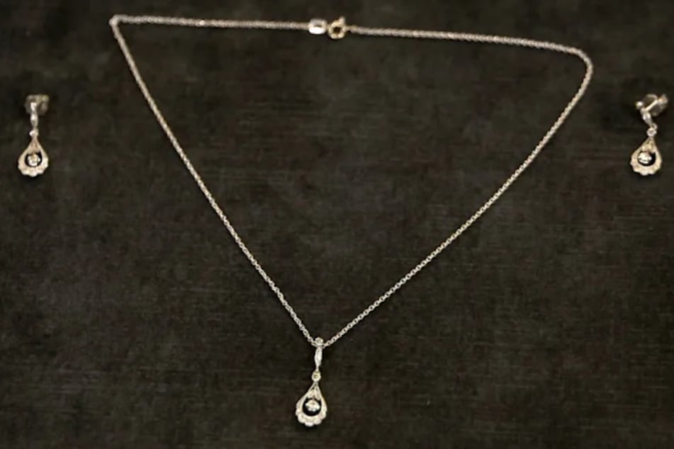 Satte 3000 Euro wollen die Verkäufer für Halskette und Ohrringe. Der ursprüngliche Kaufpreis: 3090 D-Mark.