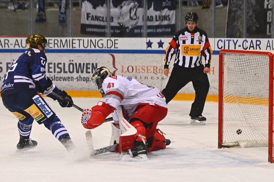 Im Penaltyschießen war das Gäste-Tor für Eislöwe Dane Fox (l.) genauso vernagelt, wie in den 65 Minuten davor.