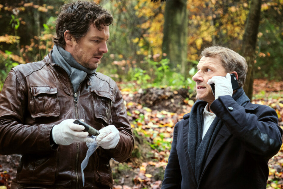 Sebastian Bootz (Felix Klare, 42, l.) und Thorsten Lannert (Richy Müller, 65) finden am Tatort Pfefferspray.
