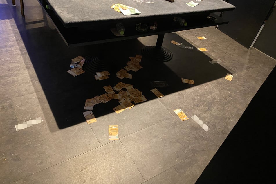 Vor Ort fanden die Ermittler hohe Summen Bargeld, das teilweise chaotisch in den Räumen verteilt lag.