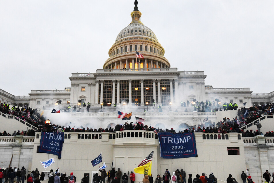 Unterstützer von US-Präsident Trump stürmen das Kapitolgebäude, wo die Abgeordneten den Sieg des gewählten Präsidenten Biden für die Präsidentschaftswahlen im November bestätigen sollten.